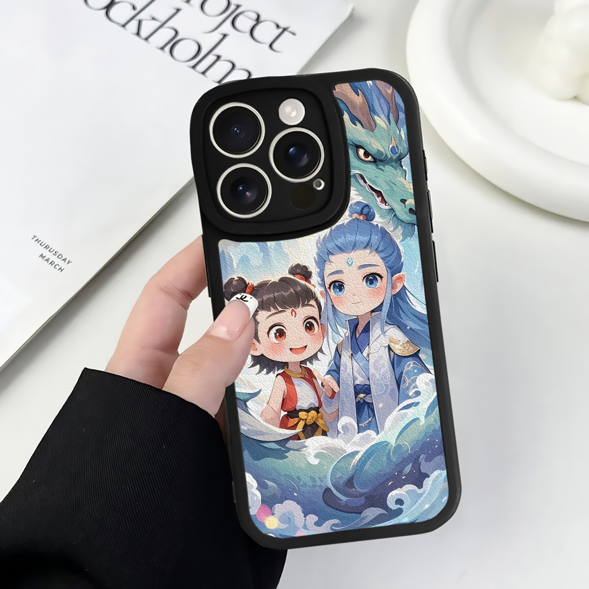 （画像用） Ne Zha 2 ナタ 魔童の大暴れ 【iPhone 16シリーズ対応】シリコンスマホケース（レザー調） 材質：シリコン